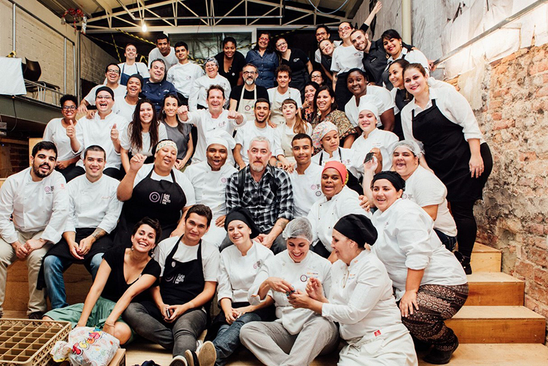 Massimo Bottura et ses chefs cuisiniers pendant les Jeux Omlypiques