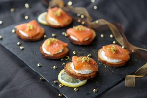 Toast saumon fromage aneth avec décorations de Noël dorées