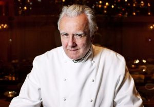 Alain Ducasse dans son café contemporain Oré